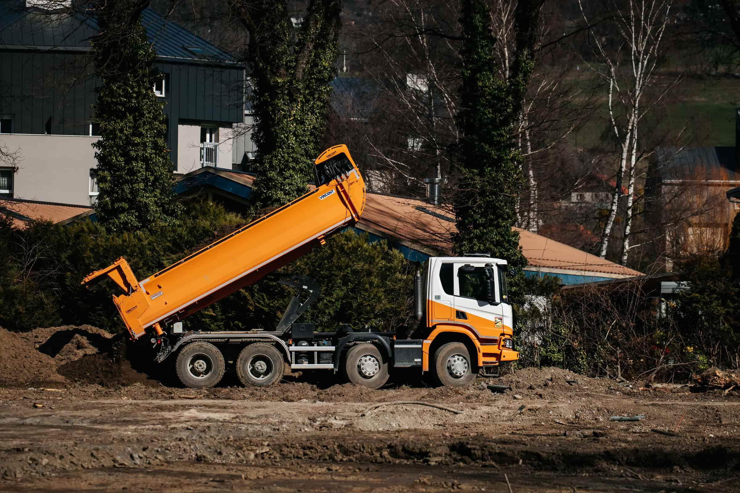 Camion benne TRANS MIS déchargeant des matériaux sur un chantier de la vallée de l’Arve