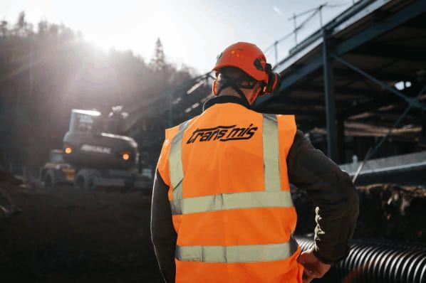 Camion TRANS MIS illustrant le recrutement et les métiers de l’entreprise