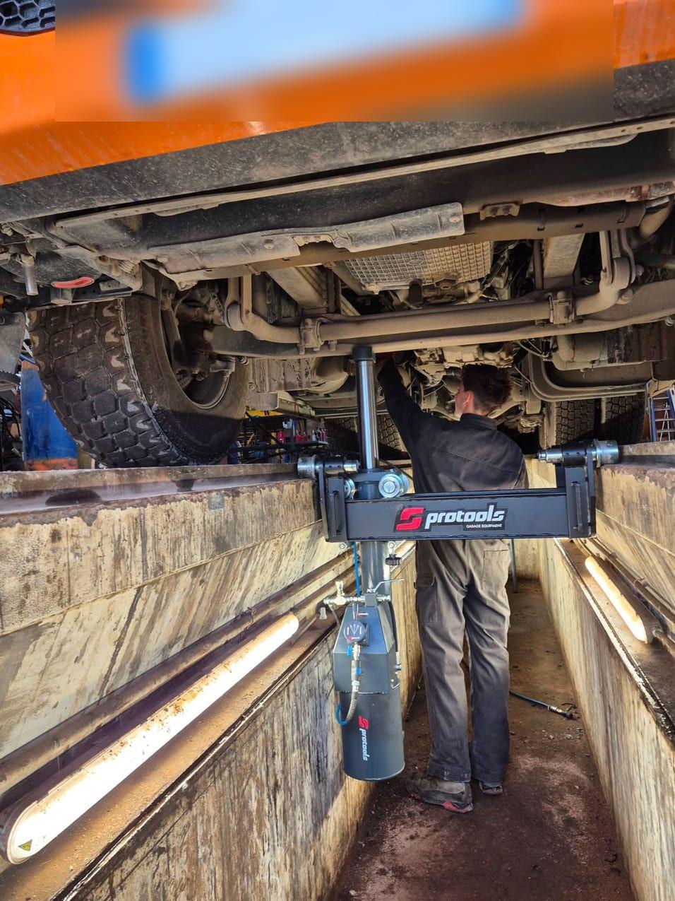 Intervention de maintenance sous un poids lourd dans l’atelier intégré TRANS MIS d’Arenthon