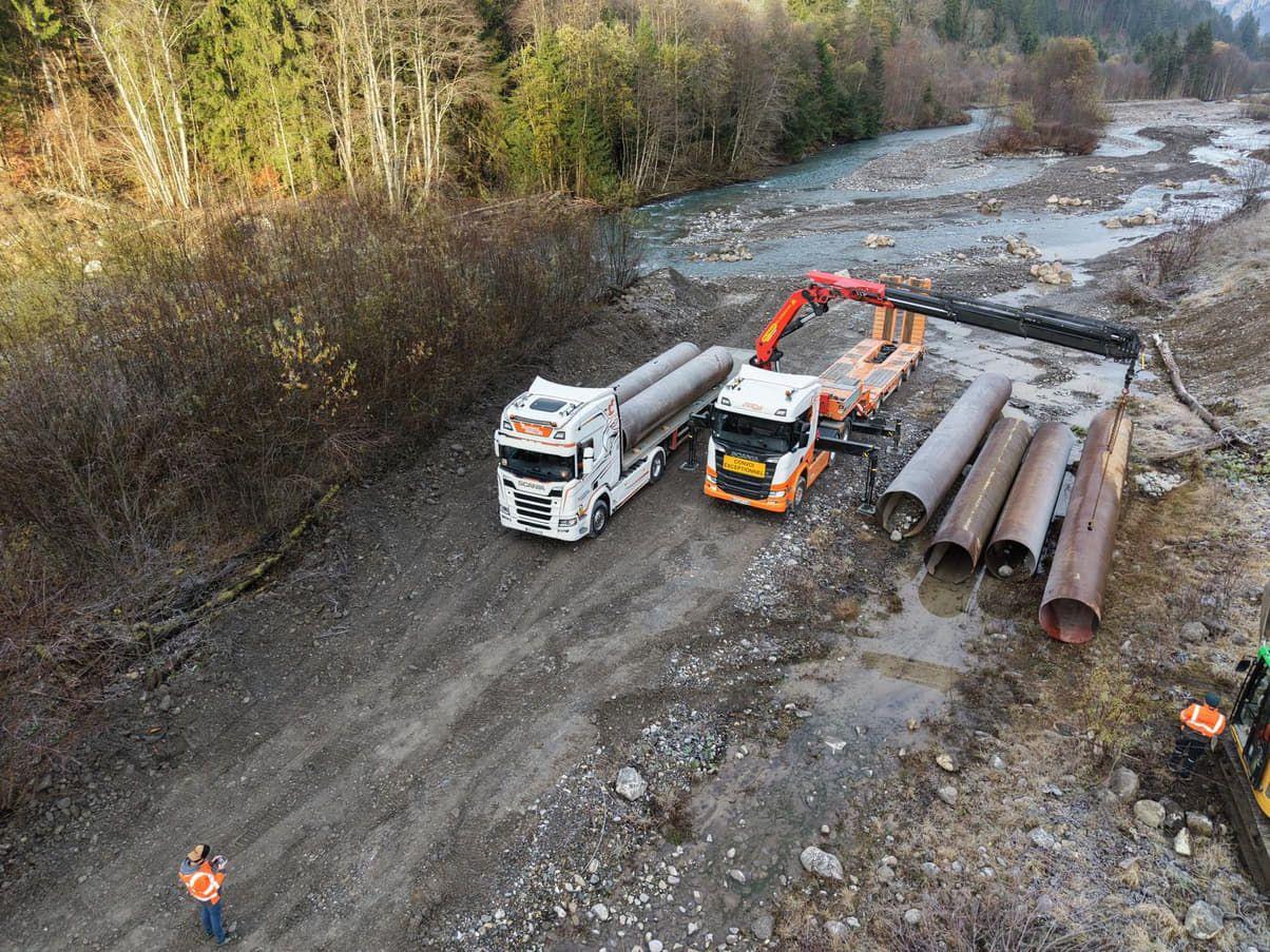 Vue aérienne d’un chantier technique desservi par les camions TRANS MIS