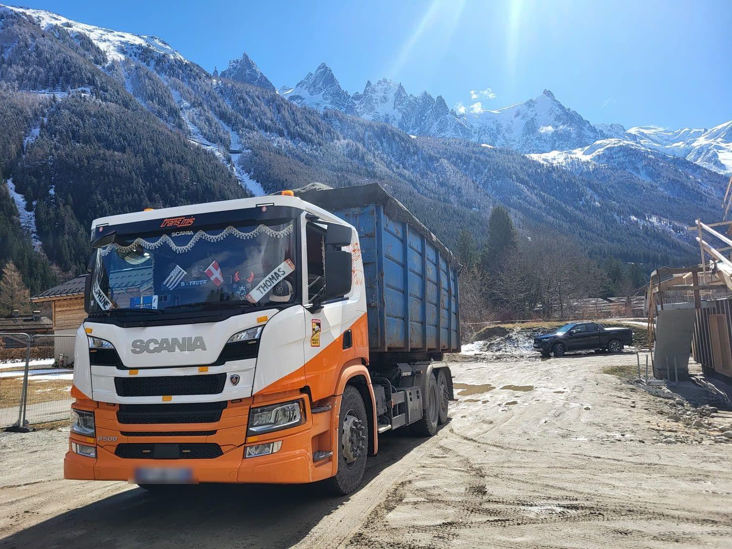 Camion Ampliroll TRANS MIS assurant l’enlèvement de déchets professionnels