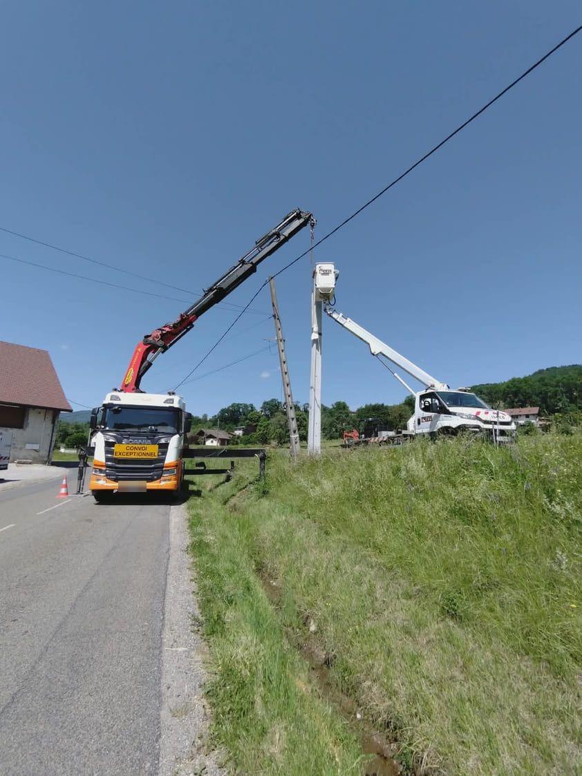 Camion grue TRANS MIS en opération de levage sur chantier (photo 2)