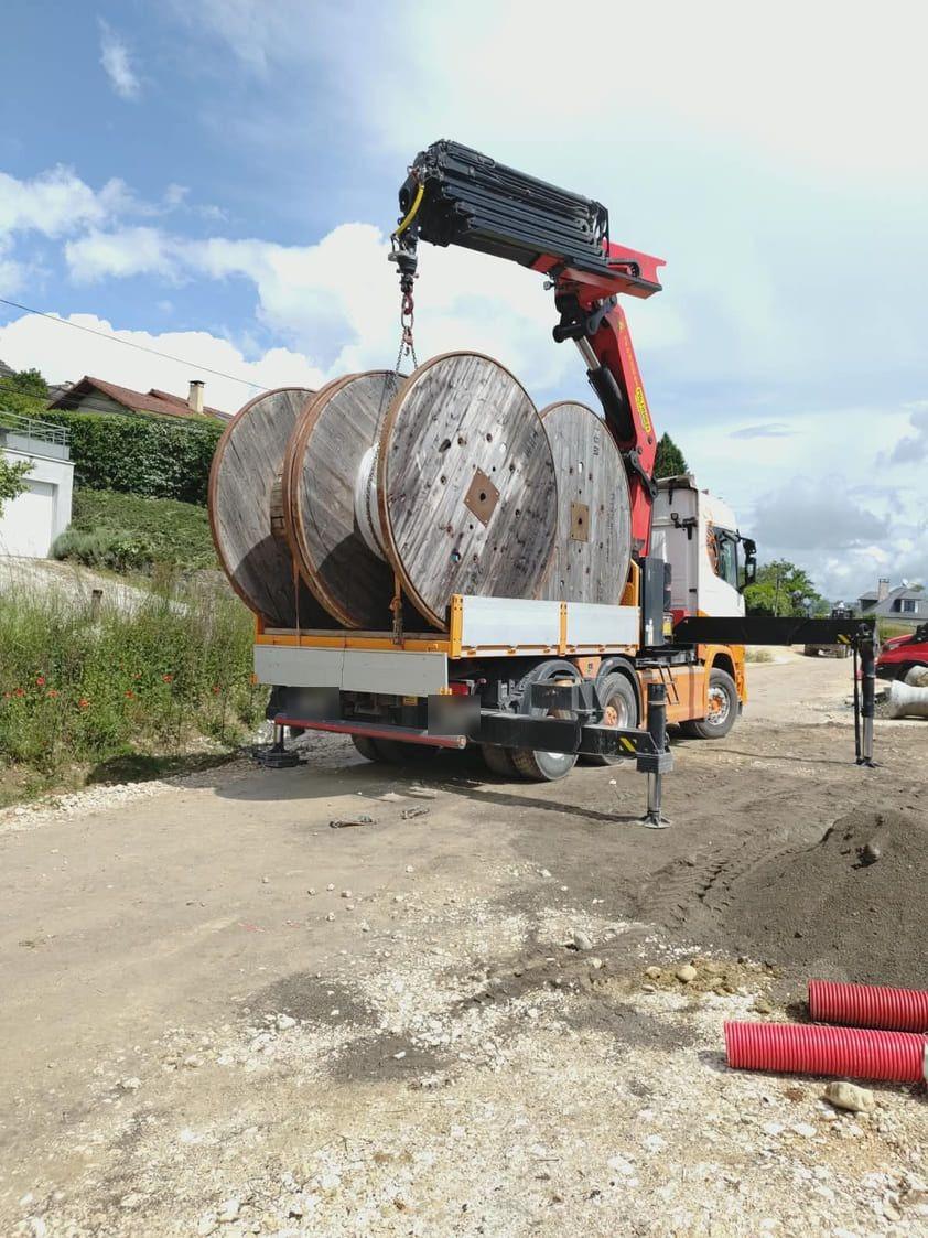 Camion grue TRANS MIS en opération de levage sur chantier (photo 3)