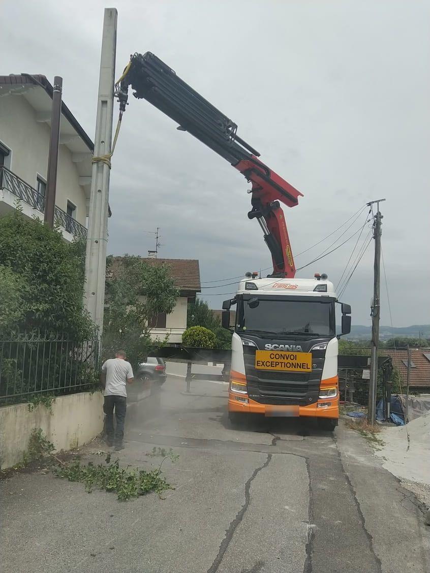 Camion grue TRANS MIS en opération de levage sur chantier (photo 4)