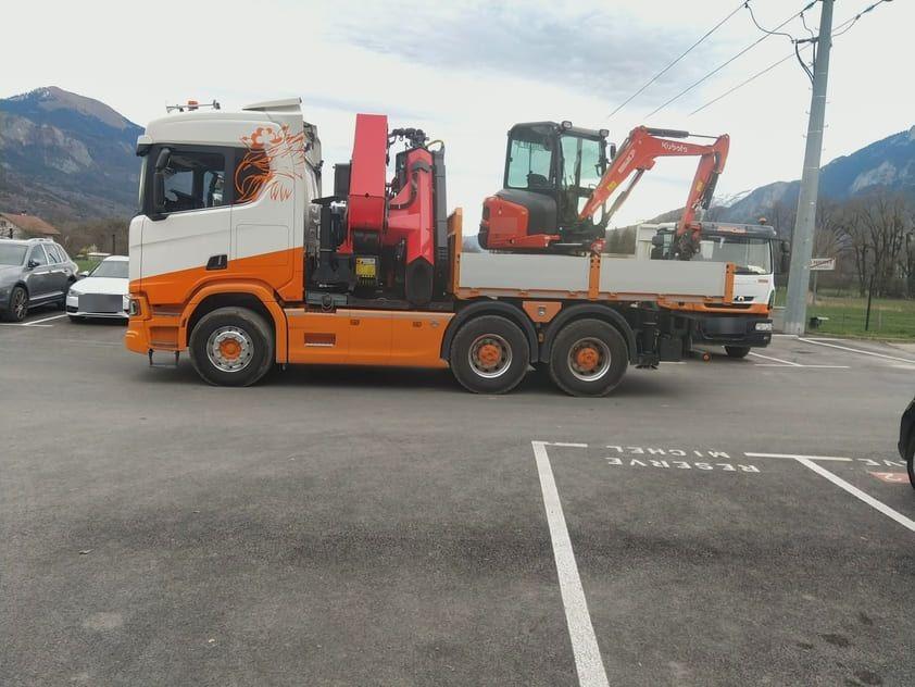 Camion grue TRANS MIS en opération de levage sur chantier (photo 5)