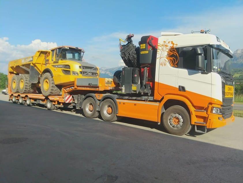 Porte-engins TRANS MIS transportant du matériel de chantier (photo 10)