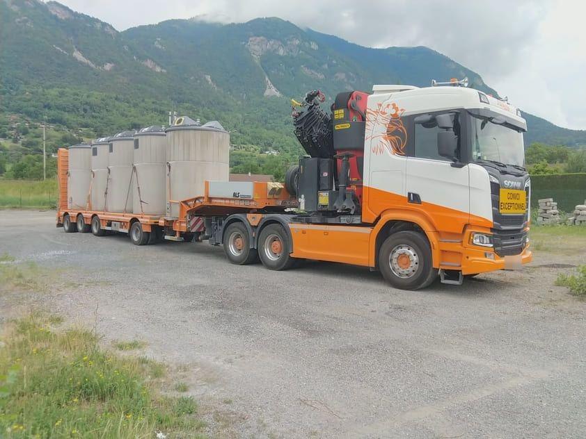Porte-engins TRANS MIS transportant du matériel de chantier (photo 11)