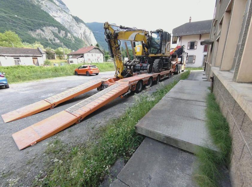 Porte-engins TRANS MIS transportant du matériel de chantier (photo 12)