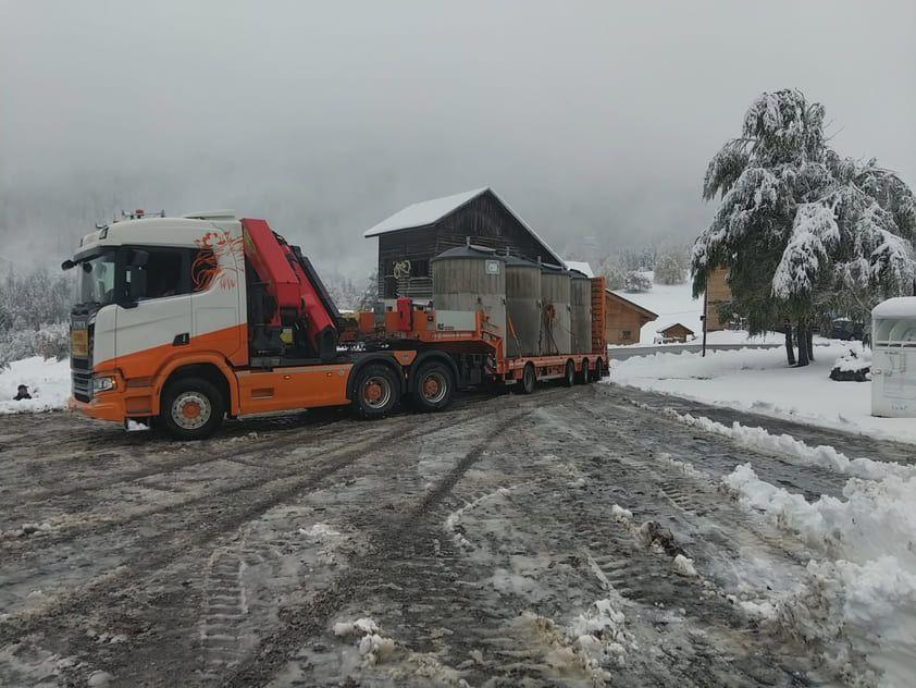 Porte-engins TRANS MIS transportant du matériel de chantier (photo 14)