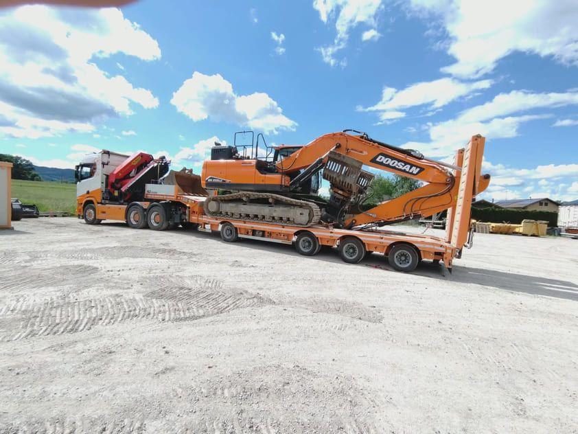 Porte-engins TRANS MIS transportant du matériel de chantier (photo 15)