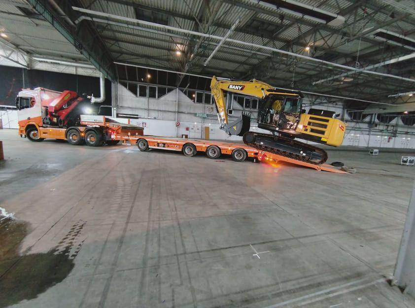 Porte-engins TRANS MIS transportant du matériel de chantier (photo 16)