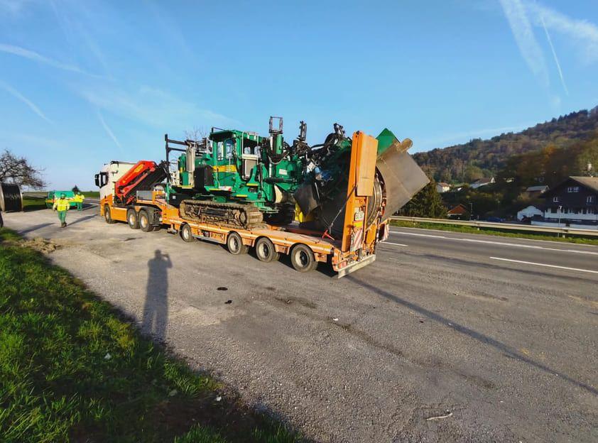Porte-engins TRANS MIS transportant du matériel de chantier (photo 17)