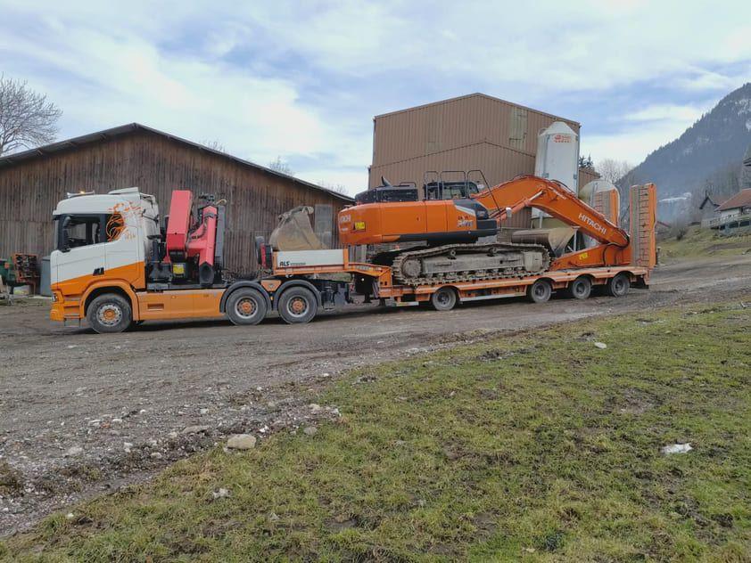 Porte-engins TRANS MIS transportant du matériel de chantier (photo 18)
