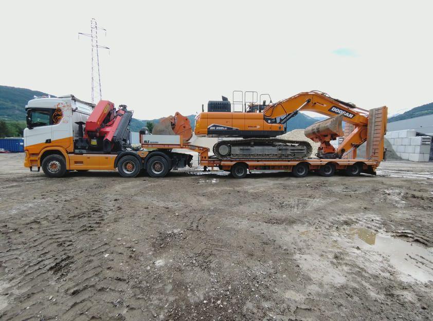 Porte-engins TRANS MIS transportant du matériel de chantier (photo 19)