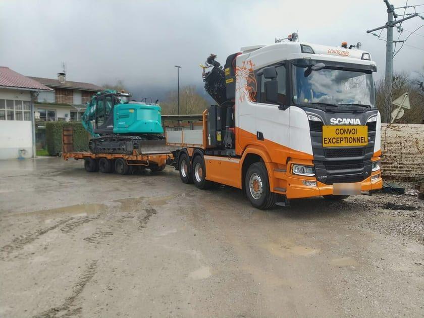 Porte-engins TRANS MIS transportant du matériel de chantier (photo 1)