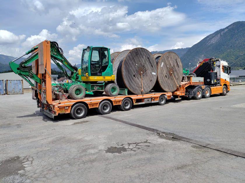 Porte-engins TRANS MIS transportant du matériel de chantier (photo 20)