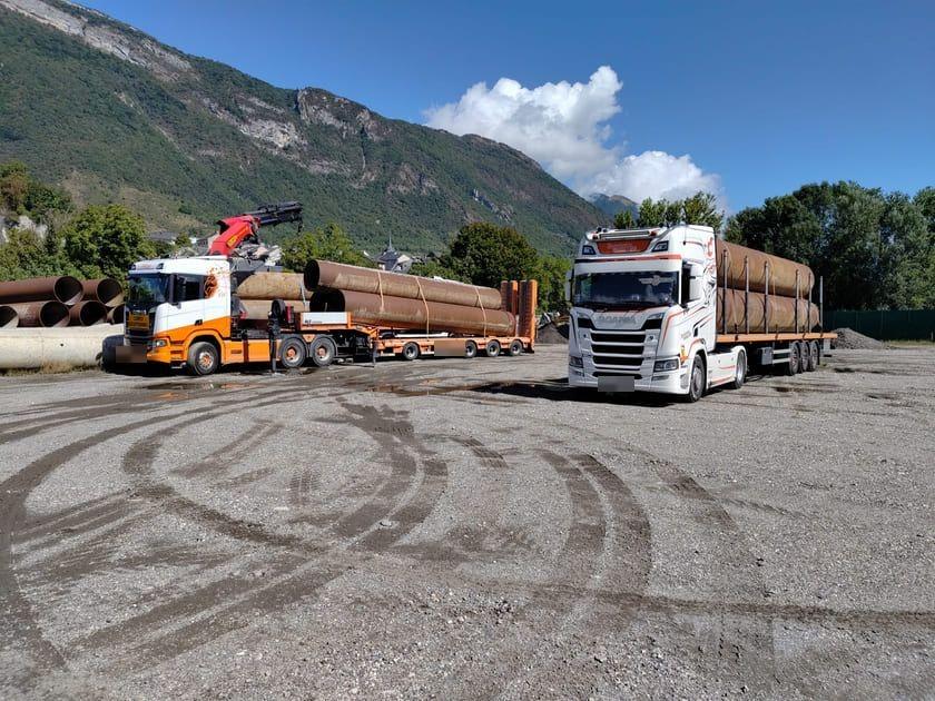 Porte-engins TRANS MIS transportant du matériel de chantier (photo 21)