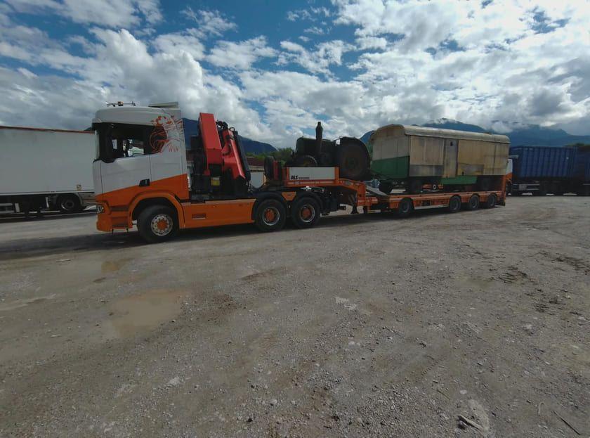 Porte-engins TRANS MIS transportant du matériel de chantier (photo 22)