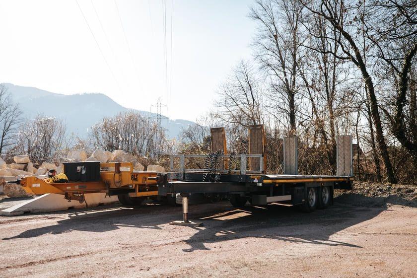 Porte-engins TRANS MIS transportant du matériel de chantier (photo 23)