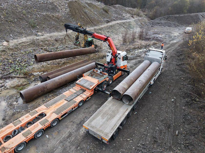 Porte-engins TRANS MIS transportant du matériel de chantier (photo 2)