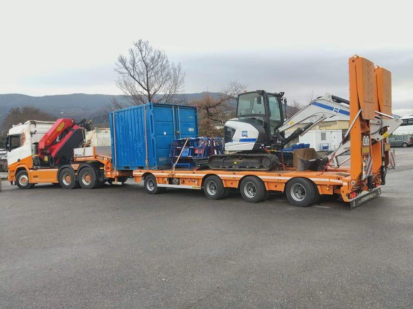 Porte-engins TRANS MIS transportant du matériel de chantier (photo 3)