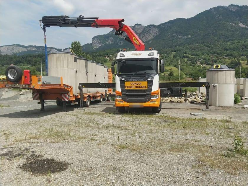 Porte-engins TRANS MIS transportant du matériel de chantier (photo 4)