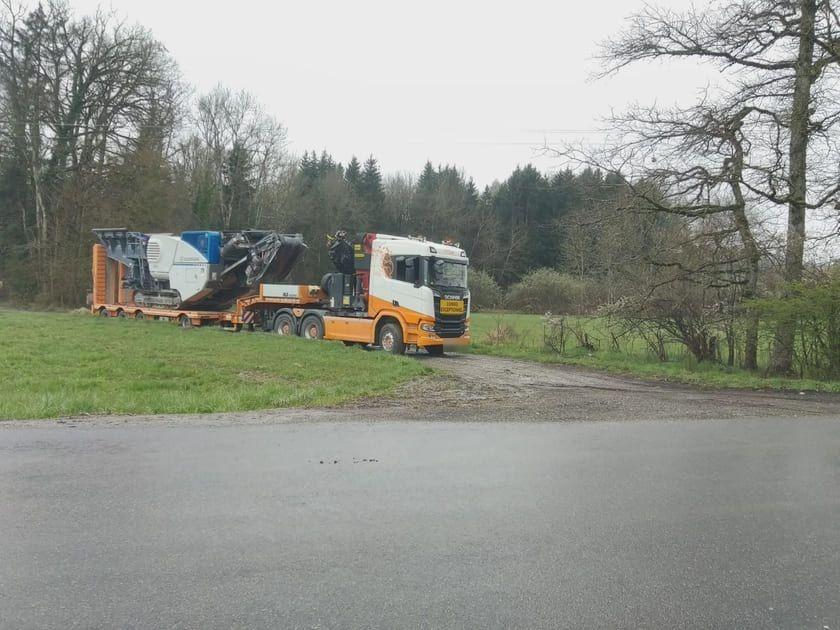 Porte-engins TRANS MIS transportant du matériel de chantier (photo 5)