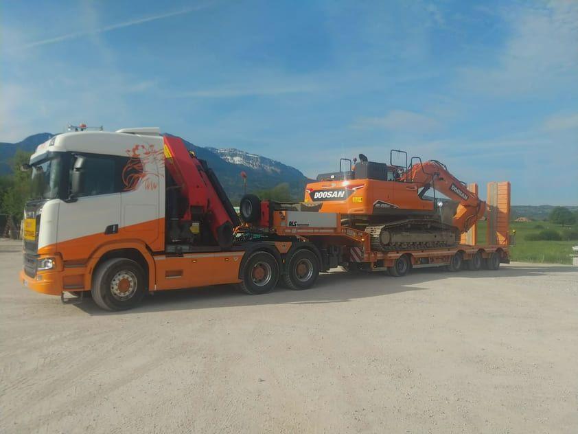 Porte-engins TRANS MIS transportant du matériel de chantier (photo 6)