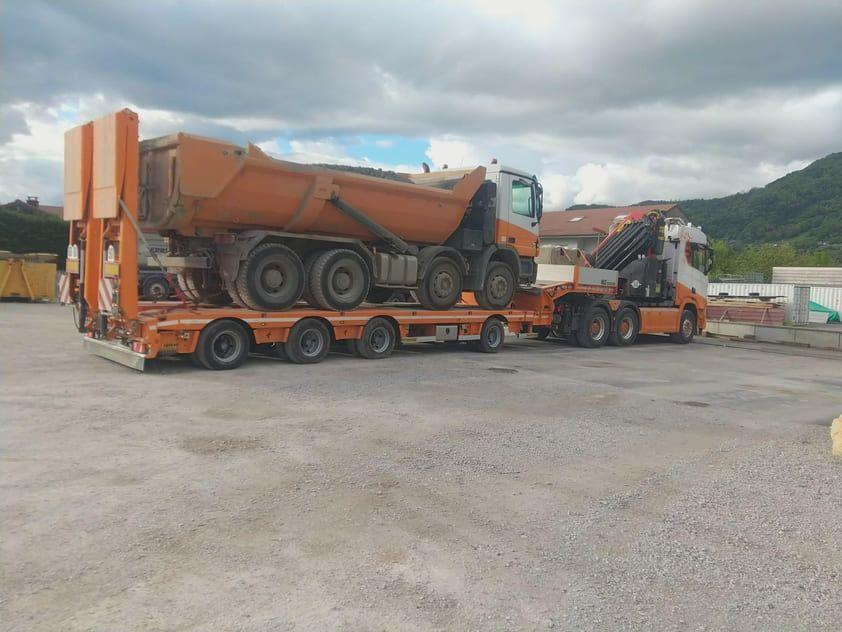 Porte-engins TRANS MIS transportant du matériel de chantier (photo 7)