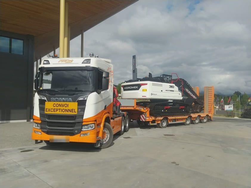 Porte-engins TRANS MIS transportant du matériel de chantier (photo 9)